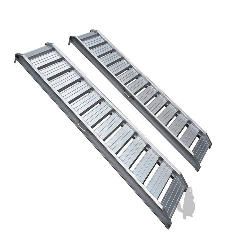 Jeu de 2 rampes alu droites. Longueur 200cm, largeur 37cm, d’une capacité maximum de 1600kg/paire