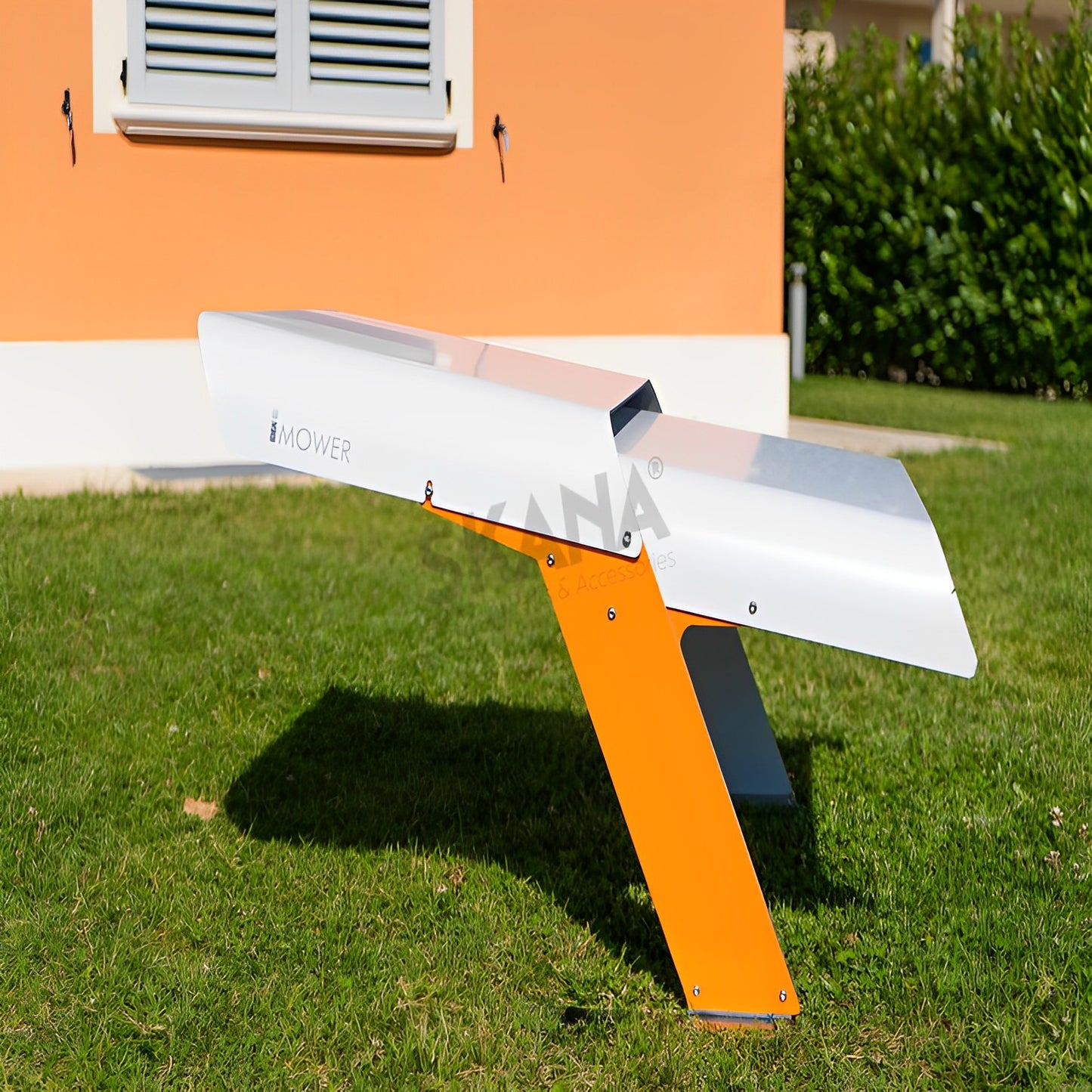Abri robot ONE 2.1 Custom style STIHL couleur argent et orange. Toit ouvrant. En aluminium et acier inoxydable composite de 3 mm d'épaisseur. Fixation au sol indépendante de la borne de recharge...