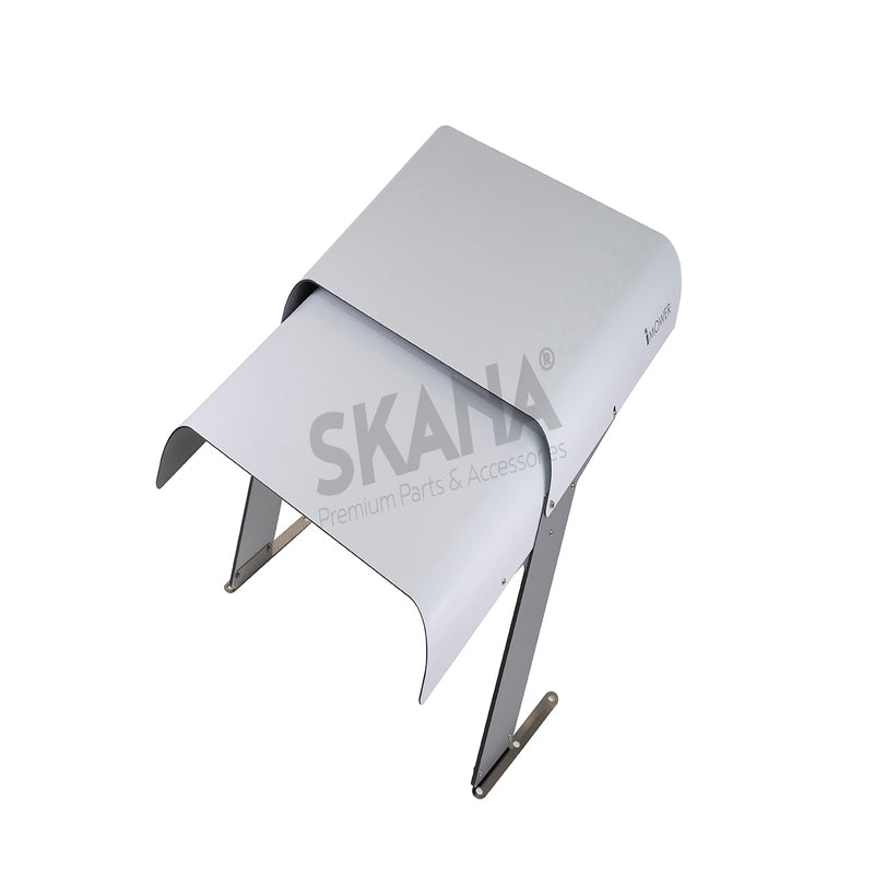 Abri robot ONE 2.1 Custom argent et blanc. Toit ouvrant. En aluminium et acier inoxydable composite de 3 mm d'épaisseur. Fixation au sol indépendante de la borne de recharge. Les chocs ne peuvent endommager la base ou le robot..