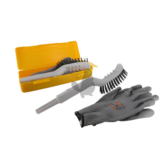Outil de nettoyage pour robot de tonte avec raclette, brosse dure et brosse souple et picots de nettoyage des roues. Livré en malette et incluant une paire de gants.