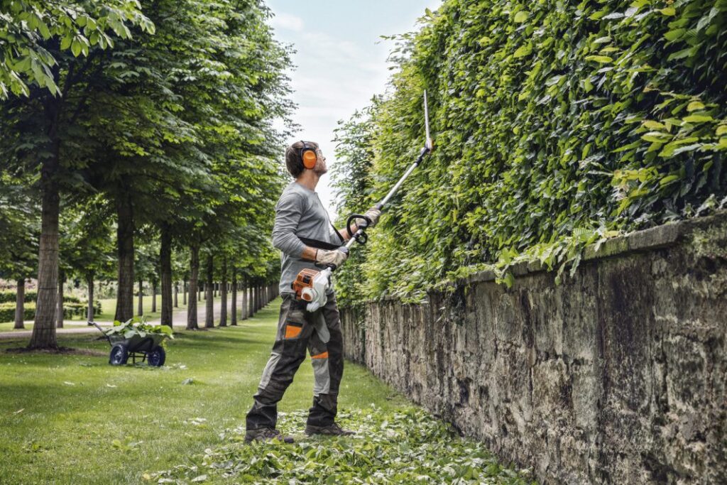 TAILLE HAIES SUR PERCHE HL94 STIHL